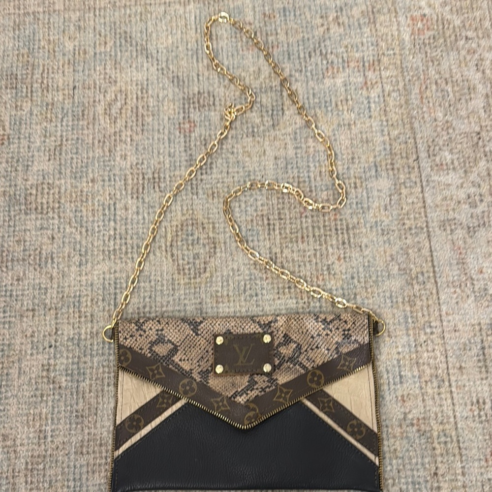 Elegant Black and Brown Crossbody Bag with Gold Chain